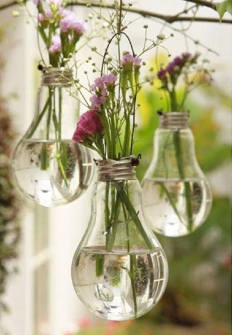 ampoule recyclée en vase suspendu